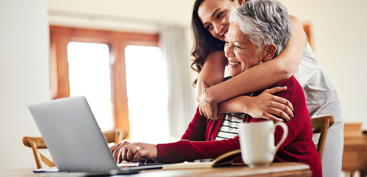 Kitchen old woman at computer | CB | 1200x580