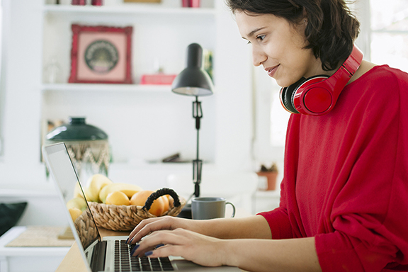 Lounge Girl on laptop | CB | 576x384