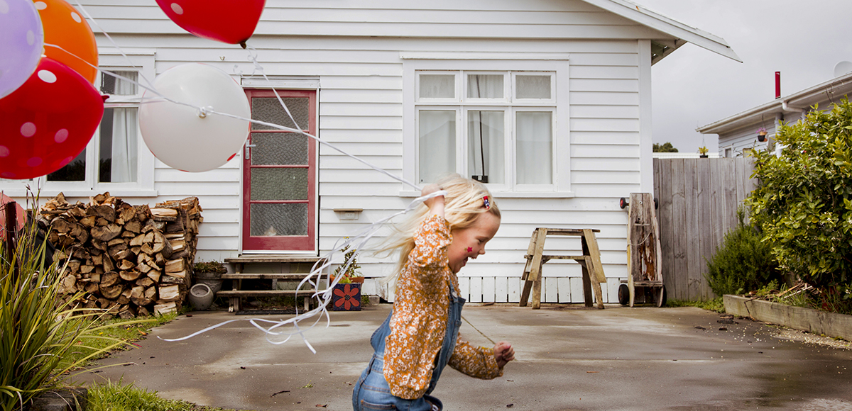 Backyard child playing with balloons | CB | 1200x580
