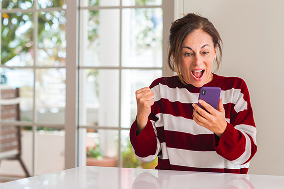 Kitchen Woman on phone | CB | 576x384