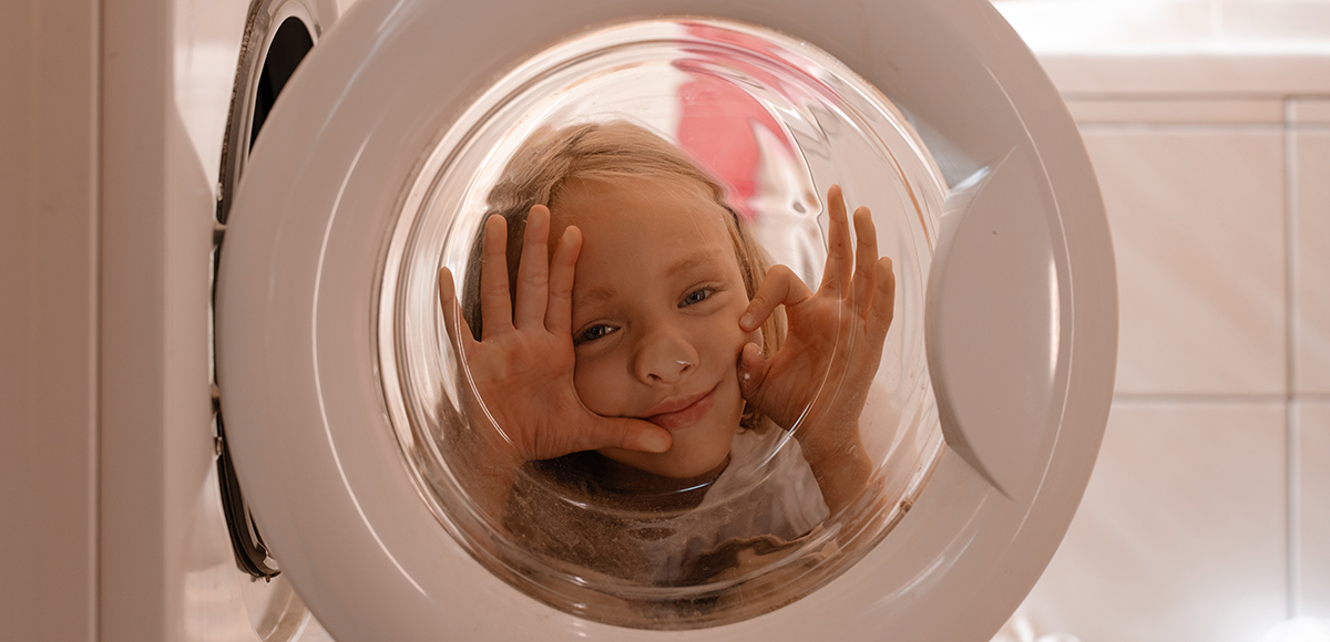 Laundry child playing with washing machine | CB | 1200x580